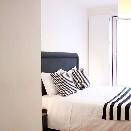 Joivy Modern 1-Bed Apt With Terrace, Moments From Sao Bento Palace Lisabona Exterior foto