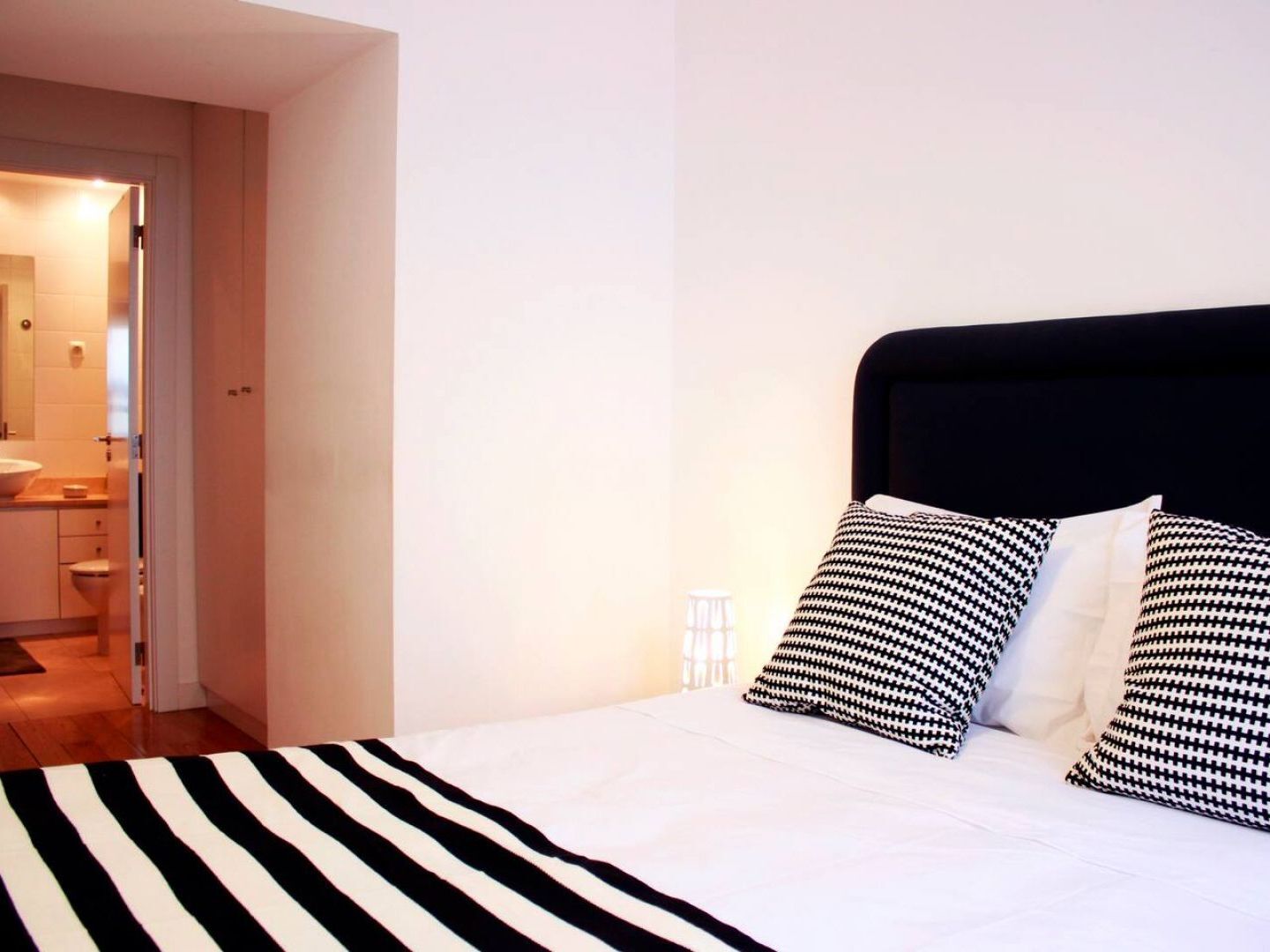 Joivy Modern 1-Bed Apt With Terrace, Moments From Sao Bento Palace Lisabona Exterior foto